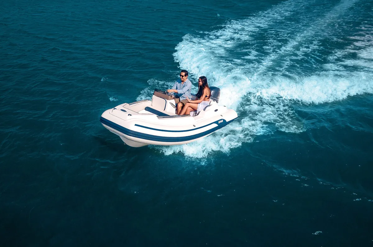 AB Inflatables Nautilus 13 DLX: Rubberboot varend op zee met stel