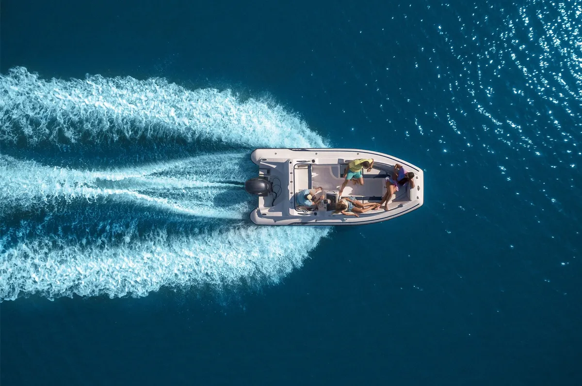 AB Inflatables Nautilus 17 DLX: Boot varend op zee met passagiers