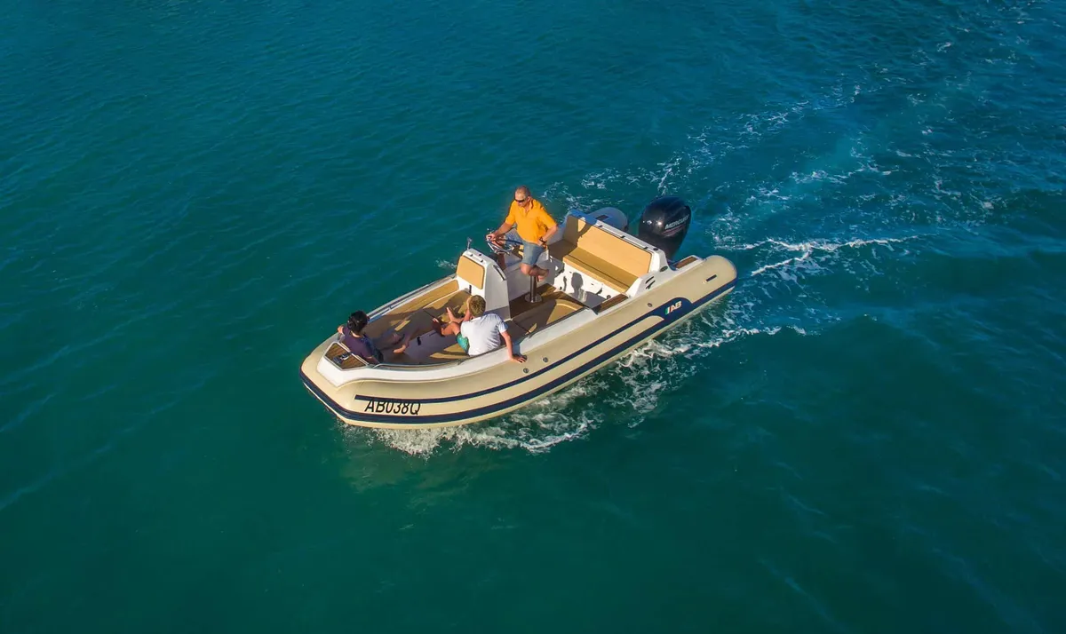 AB Inflatables Nautilus 19 DLX: Boot varend op zee