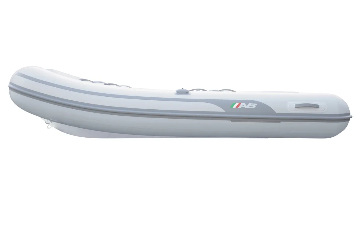 AB Inflatables Navigo 10 VS: Opblaasboot zijaanzicht witte rubberboot