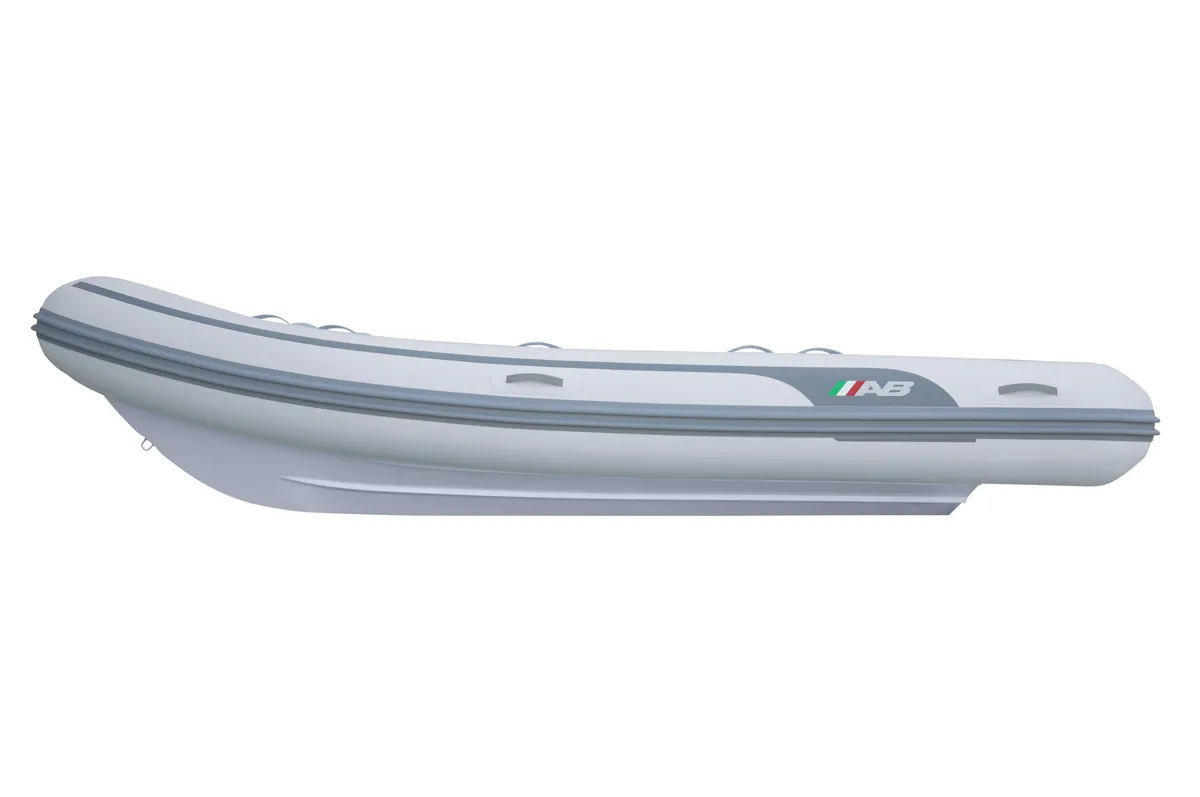 AB Inflatables Navigo 14 VS: Opblaasboot zijaanzicht witte rubberboot