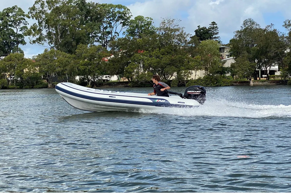 AB Inflatables Navigo 15 VS: Rubberboot vaart snel over water
