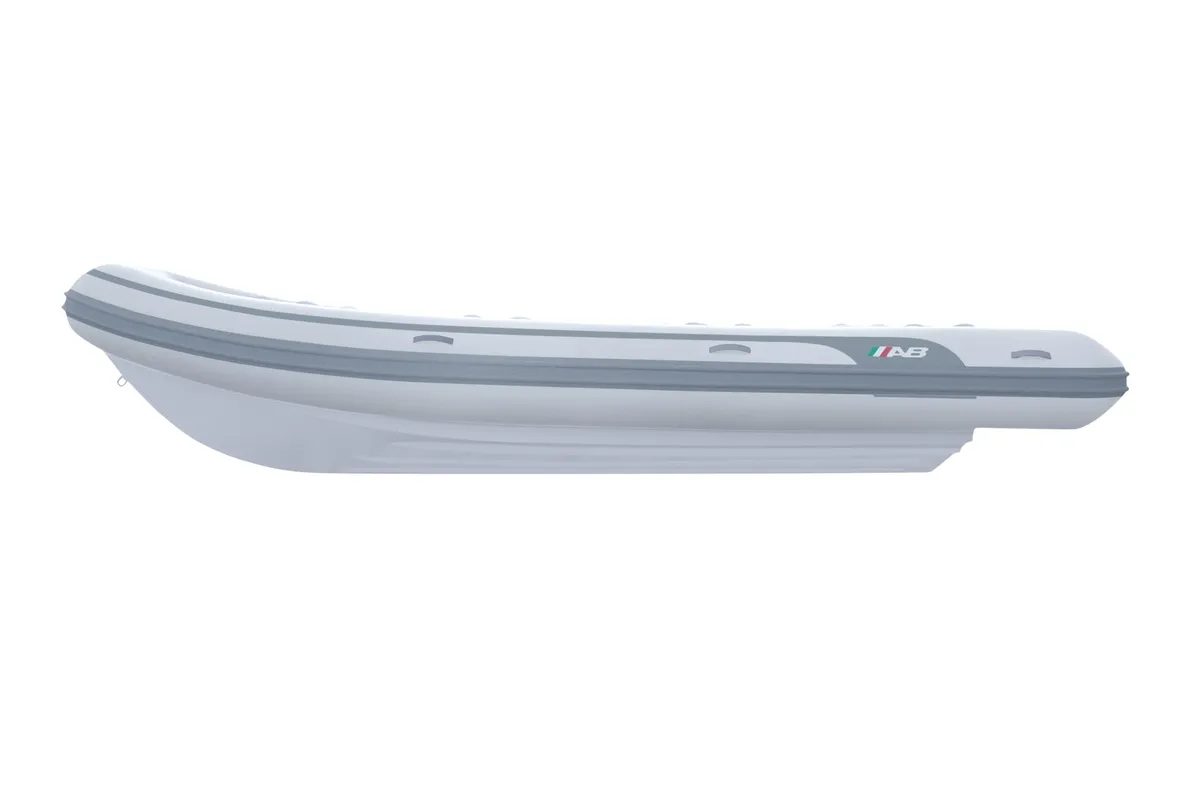 AB Inflatables Navigo 19 VS: Rubberboot zijaanzicht op witte achtergr
