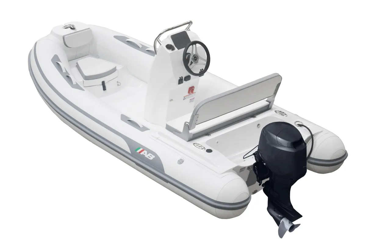 AB Inflatables Oceanus 12 VST: Rubberboot met buitenboordmotor bovenaan