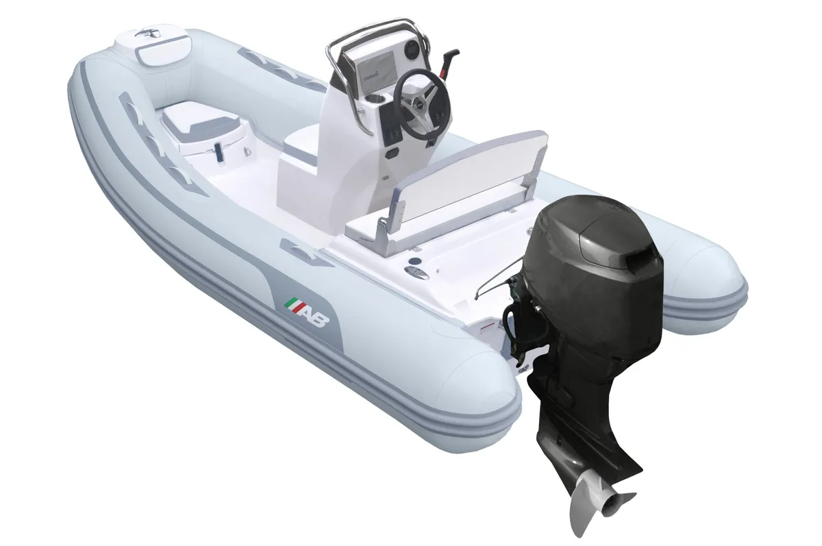 AB Inflatables Oceanus 13 VST: Opblaasboot met buitenboordmotor en stuu