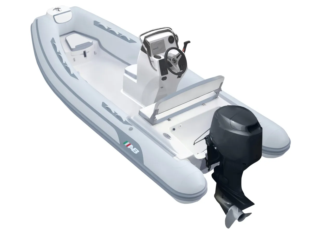 AB Inflatables Oceanus 14 VST: Rubberboot met buitenboordmotor bovenaan
