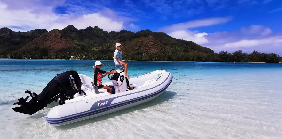 AB Inflatables Oceanus 15 VST: Rubberboot met kinderen op strand