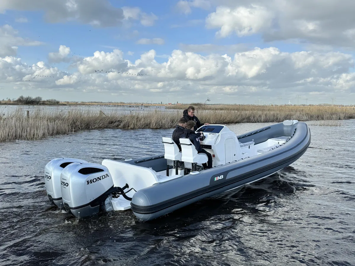 AB Inflatables Oceanus 28 VST: Rib boot vaart op water