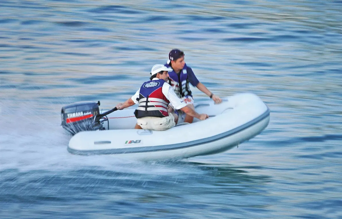 AB Inflatables Ventus 8 VL: Rubberboot varend op water