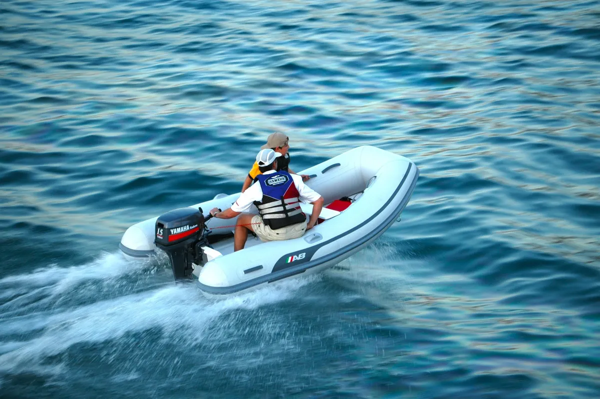 AB Inflatables Ventus 9 VL: Rubberboot varend op zee