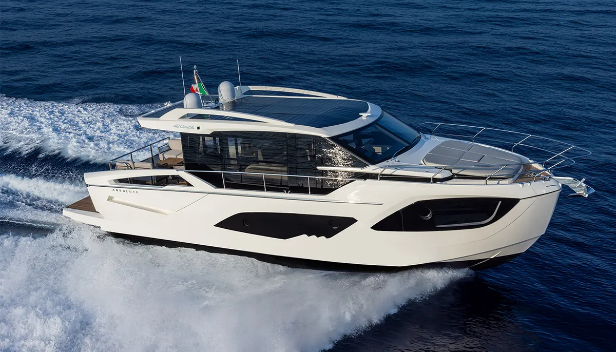 Absolute Yachts 48 Coupe: Witte boot varend op zee