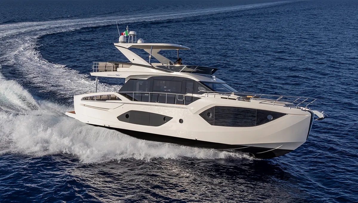Absolute Yachts 56 FLY: Witte boot varend op zee
