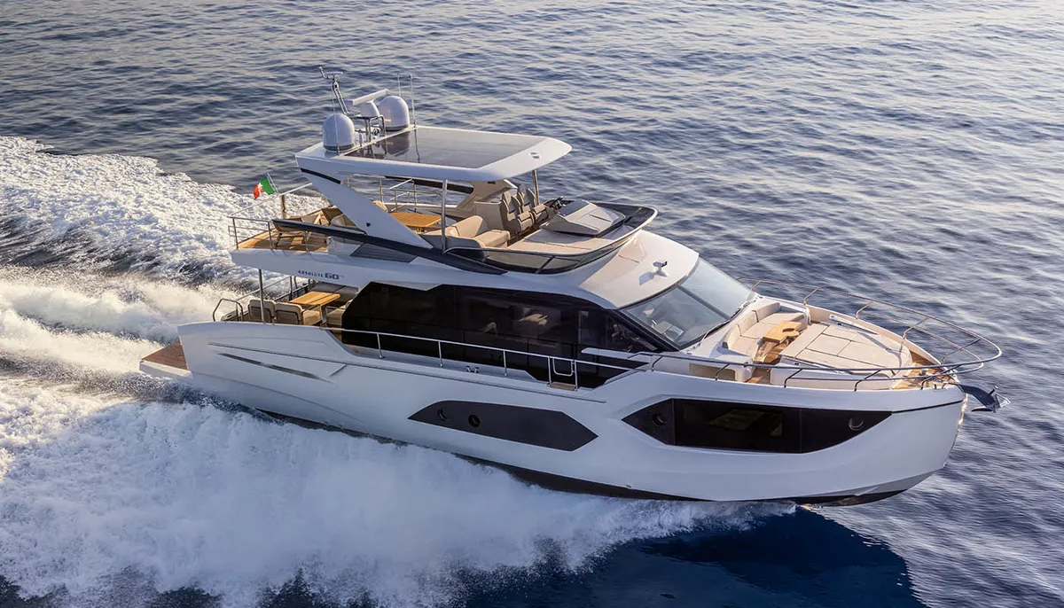 Absolute Yachts 60 FLY: Jacht varend op zee