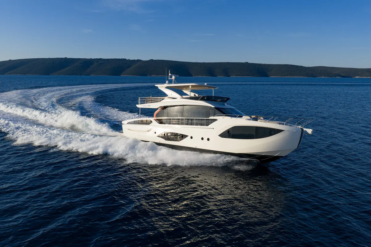 Absolute Yachts 70 FLY: Witte boot vaart op zee