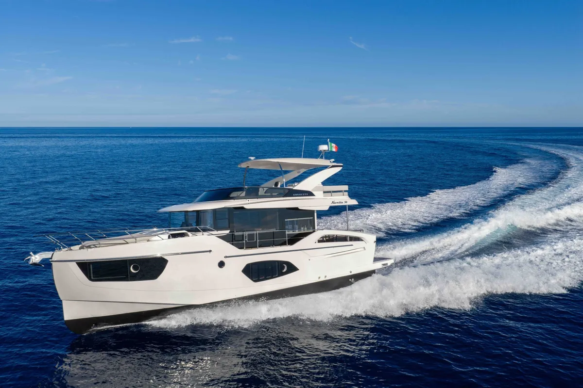 Absolute Yachts Navetta 50: Witte motorjacht vaart op zee