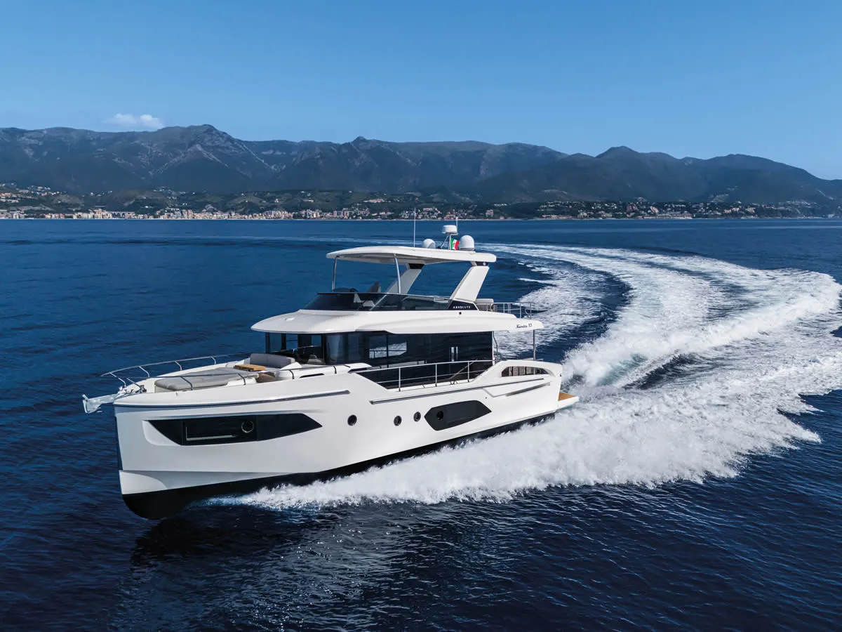 Absolute Yachts Navetta 53: Jacht varend op zee met kielzog