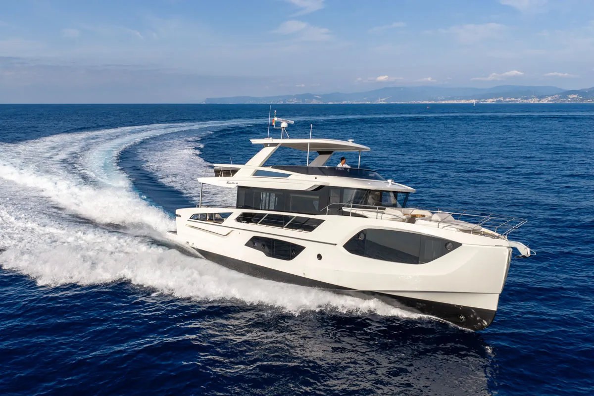 Absolute Yachts Navetta 66: Boot varend op zee