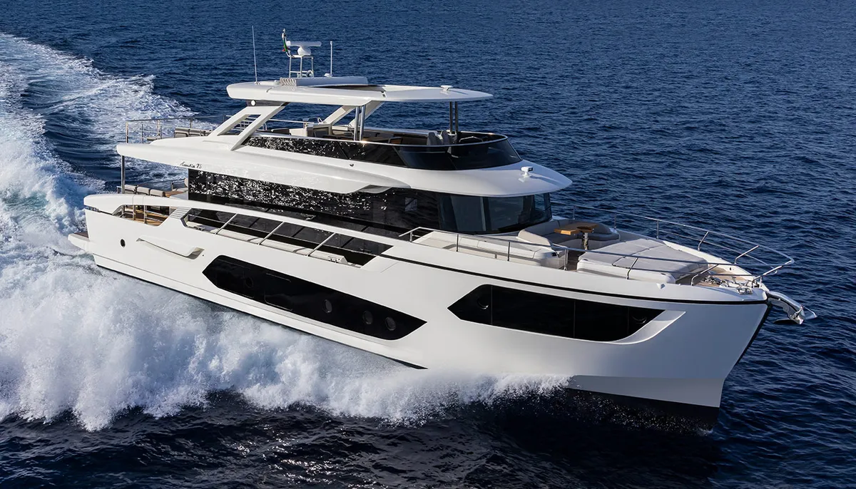 Absolute Yachts Navetta 75: Witte jacht varend op zee