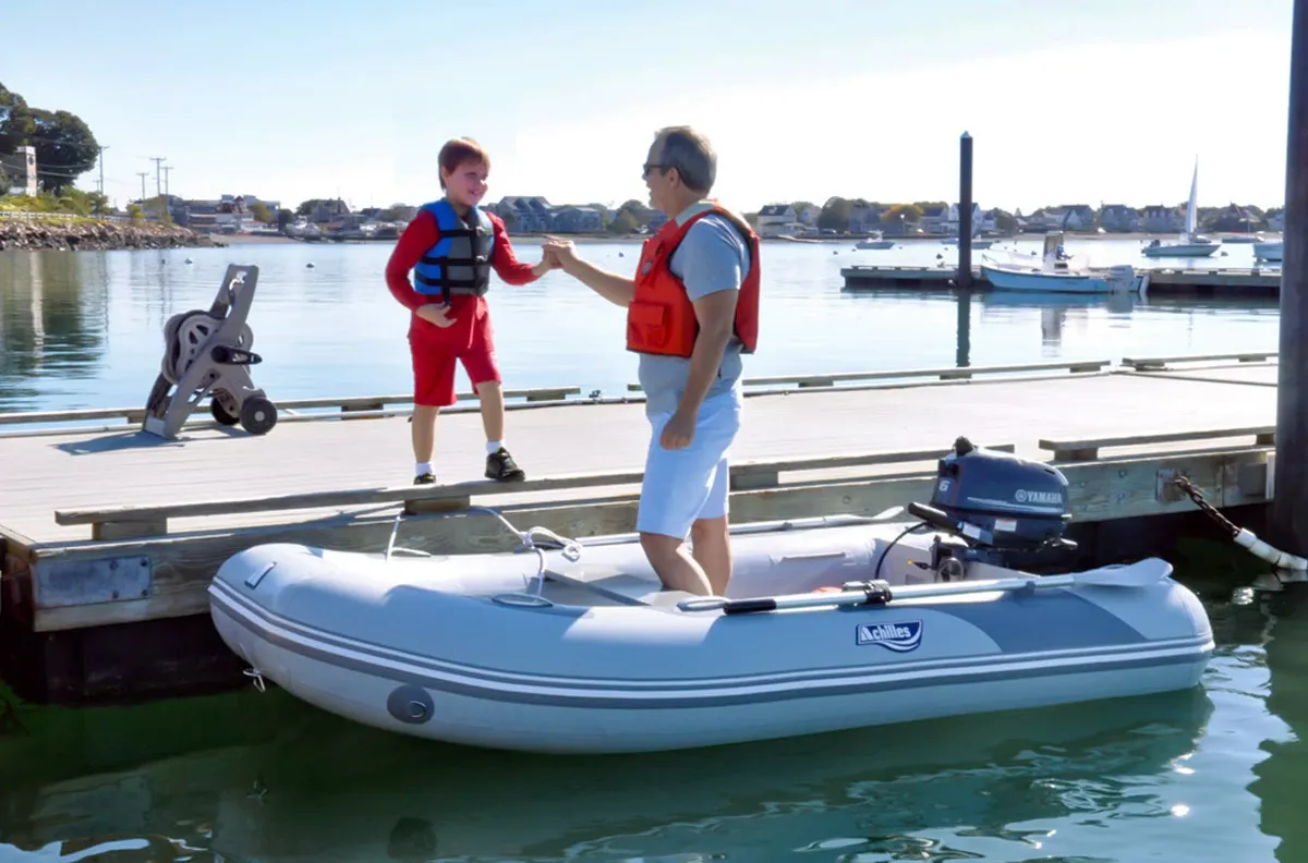 Achilles LSI-360E: Man en jongen bij rubberboot