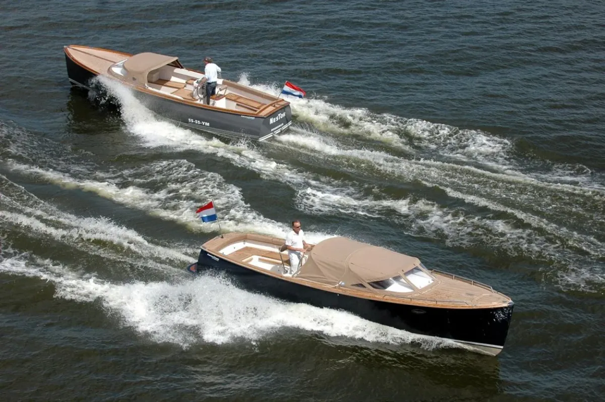 AdmiralsTender C28: Twee boten varen op water