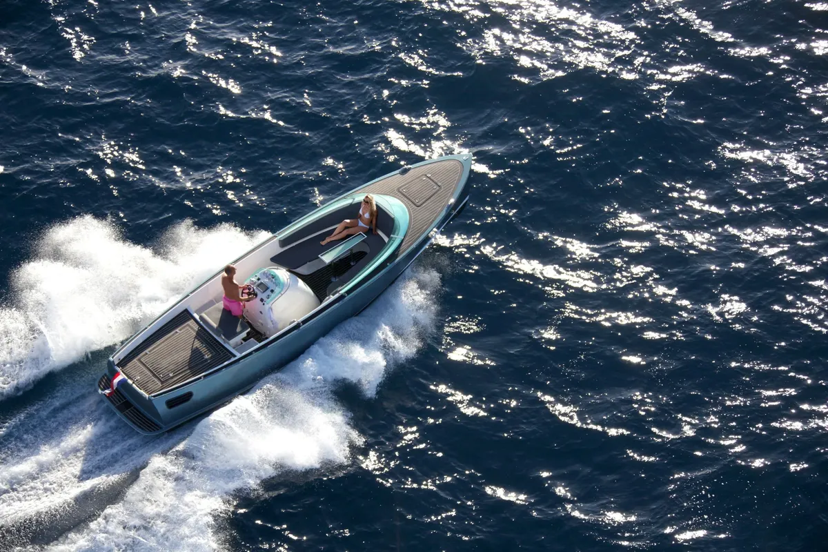 AdmiralsTender S28: Boot varend op zee
