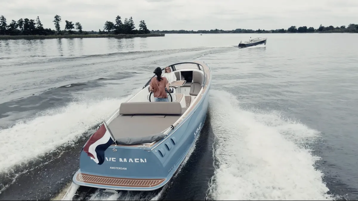 AdmiralsTender X28 Fast Electric: Boot varend op water