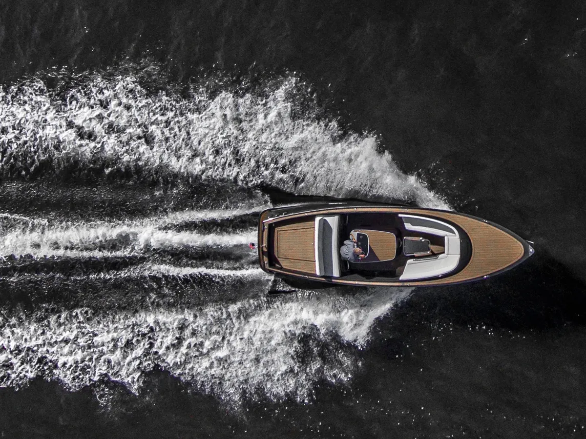 AdmiralsTender X28: Boot varend met schuimspoor