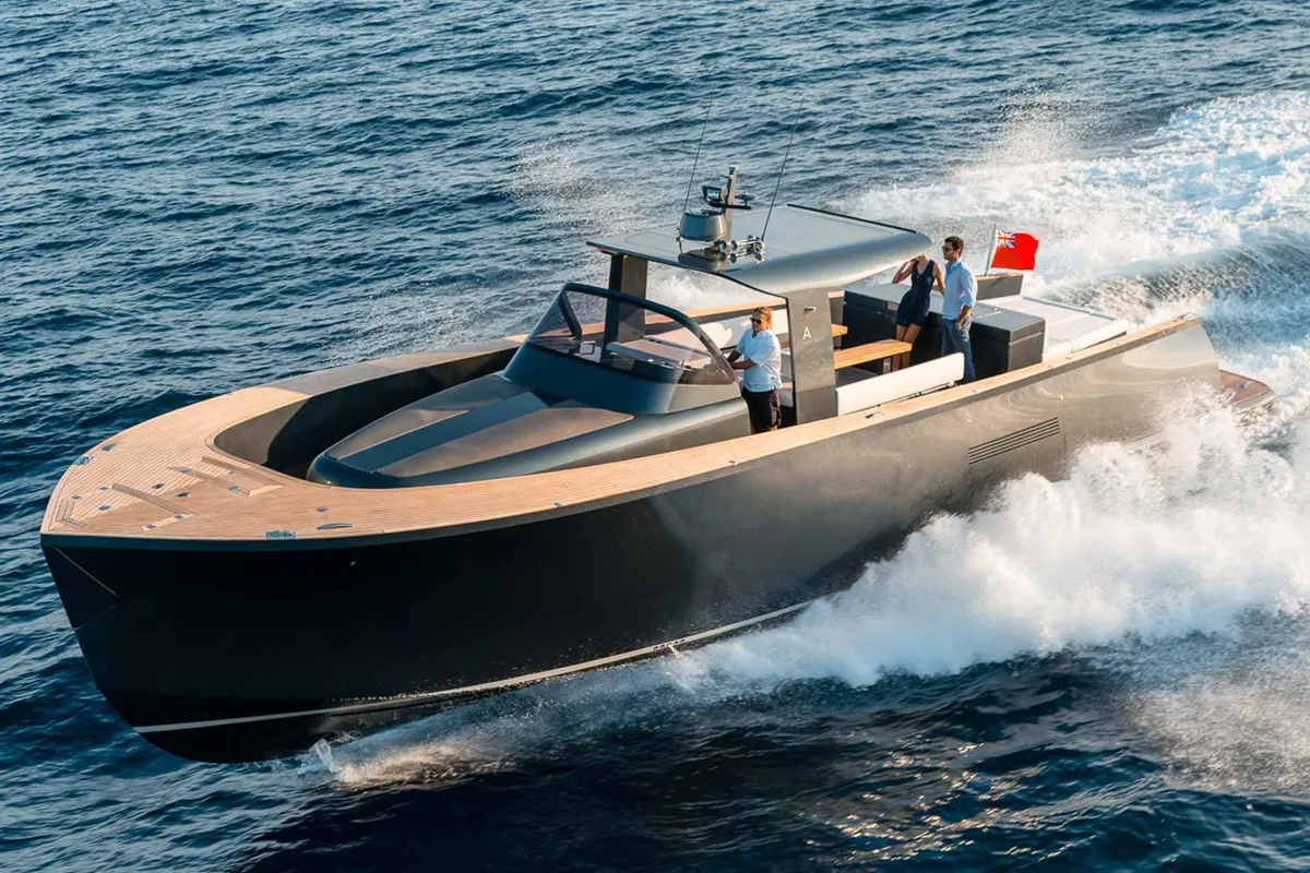 Alen Yacht 55: Boot varend op zee met passagiers