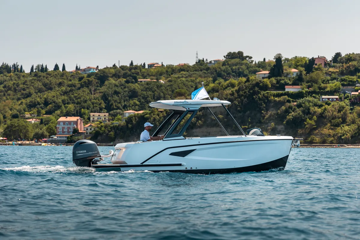 Alfastreet Marine 21 Open Outboard: Boot varend op zee