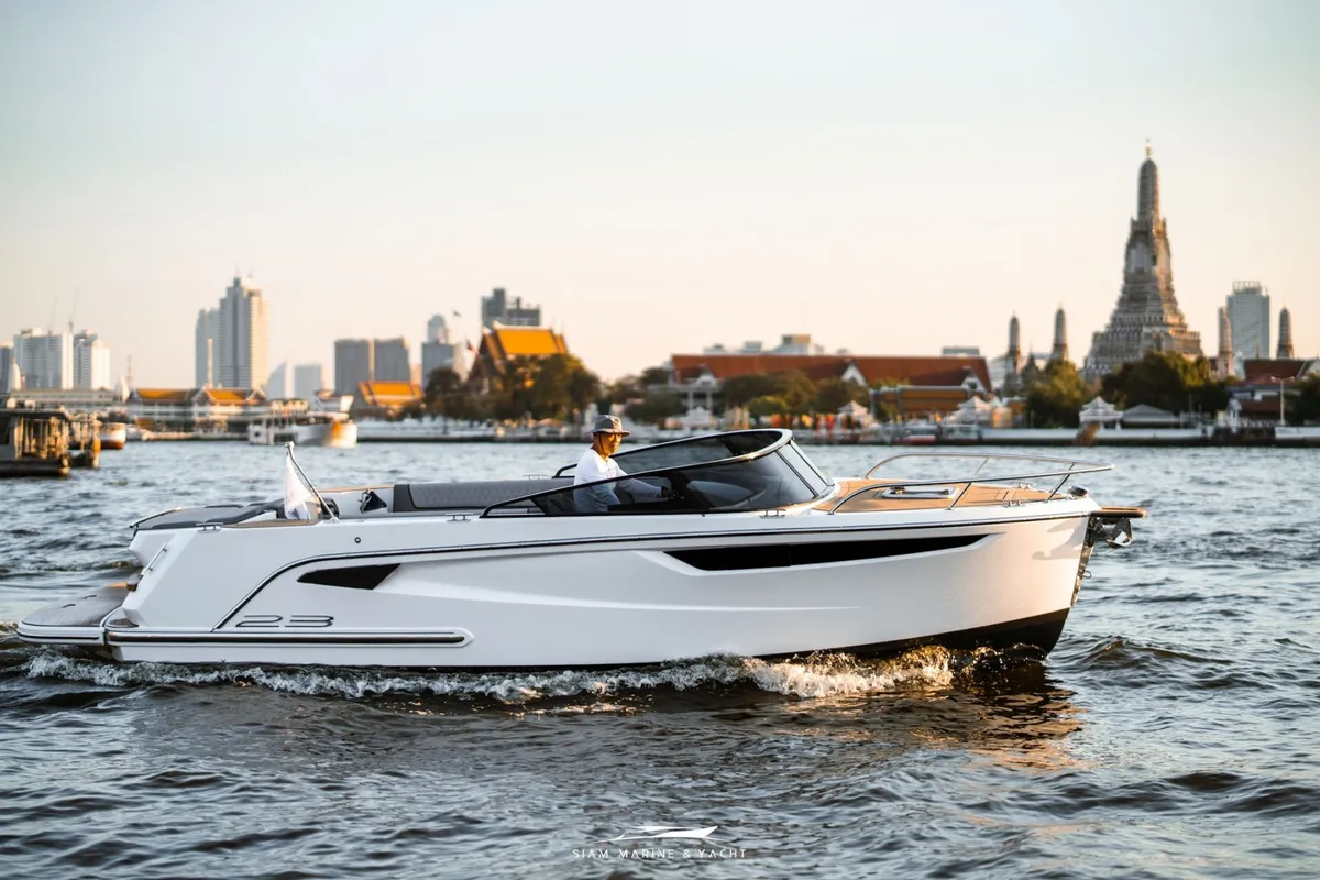 Alfastreet Marine 23 Cabin Evo Electric: Boot varend op rivier met skyline