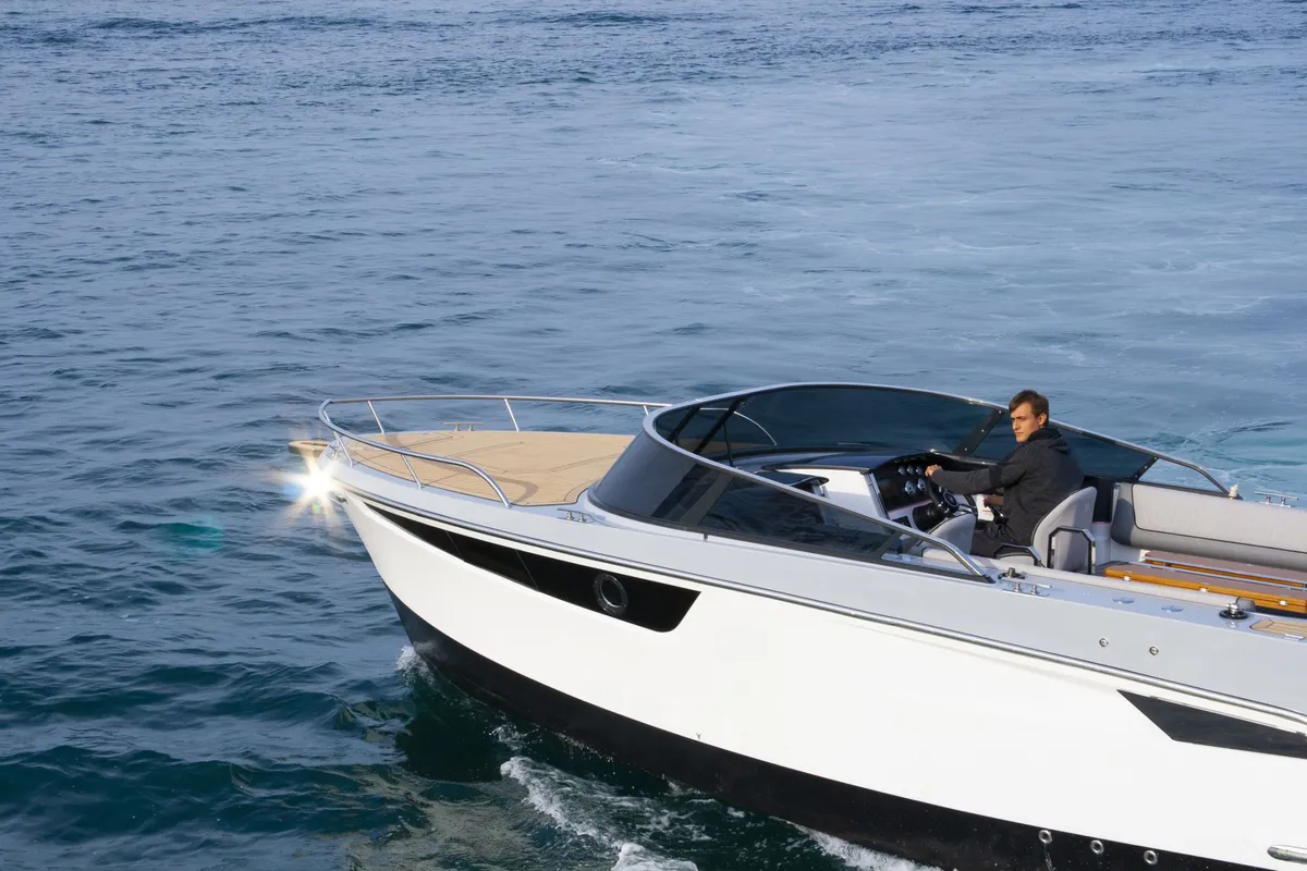Alfastreet Marine 28 Cabin Electric: Boot varend op zee met bestuurder