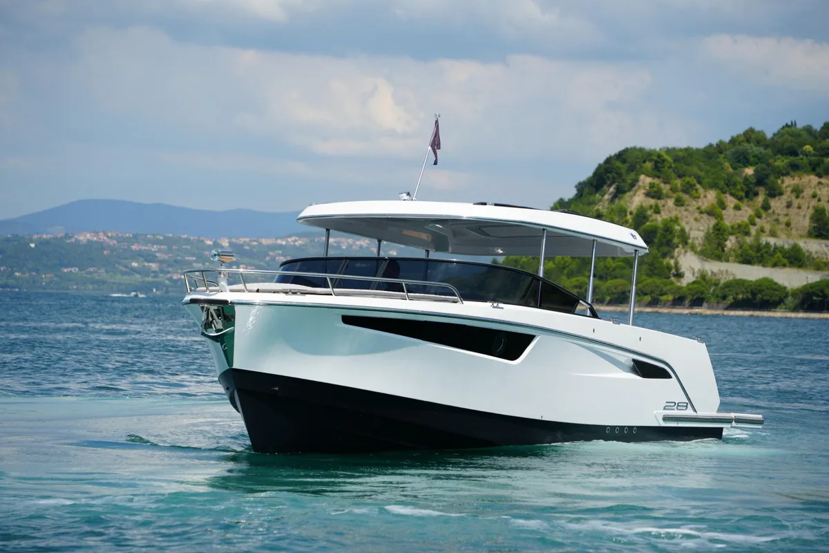 Alfastreet Marine 28 Cabin Inboard: Witte motorboot vaart op zee