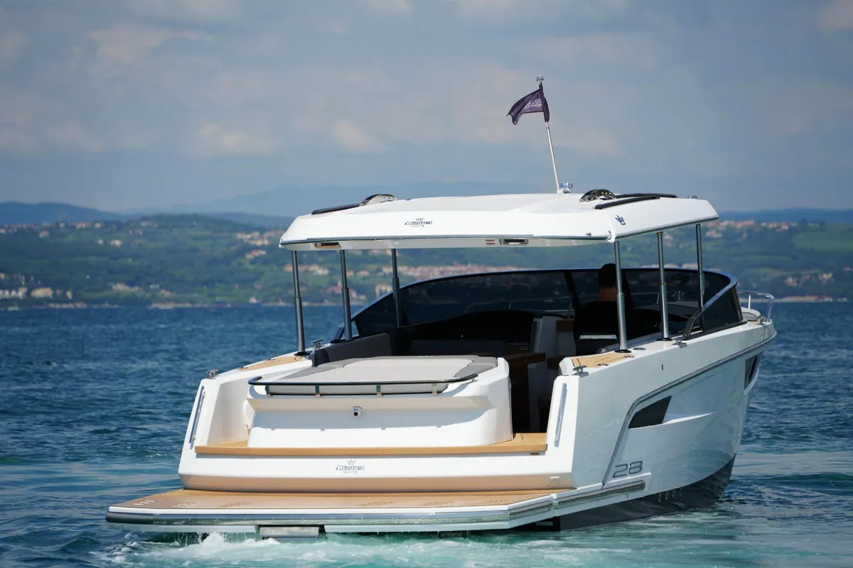 Alfastreet Marine 28 Open Electric: Boot varend op zee