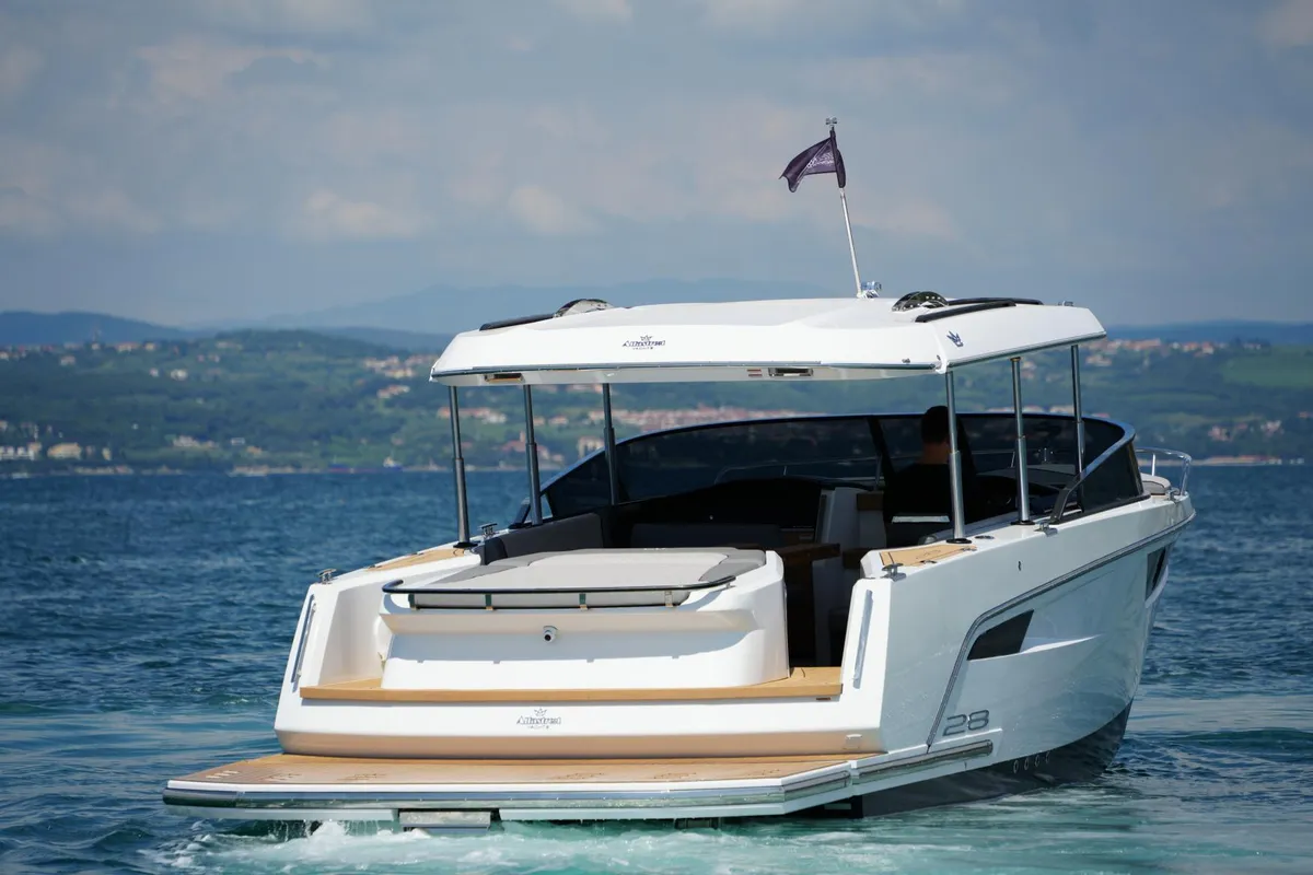 Alfastreet Marine 28 Open Inboard: Boot varend op zee