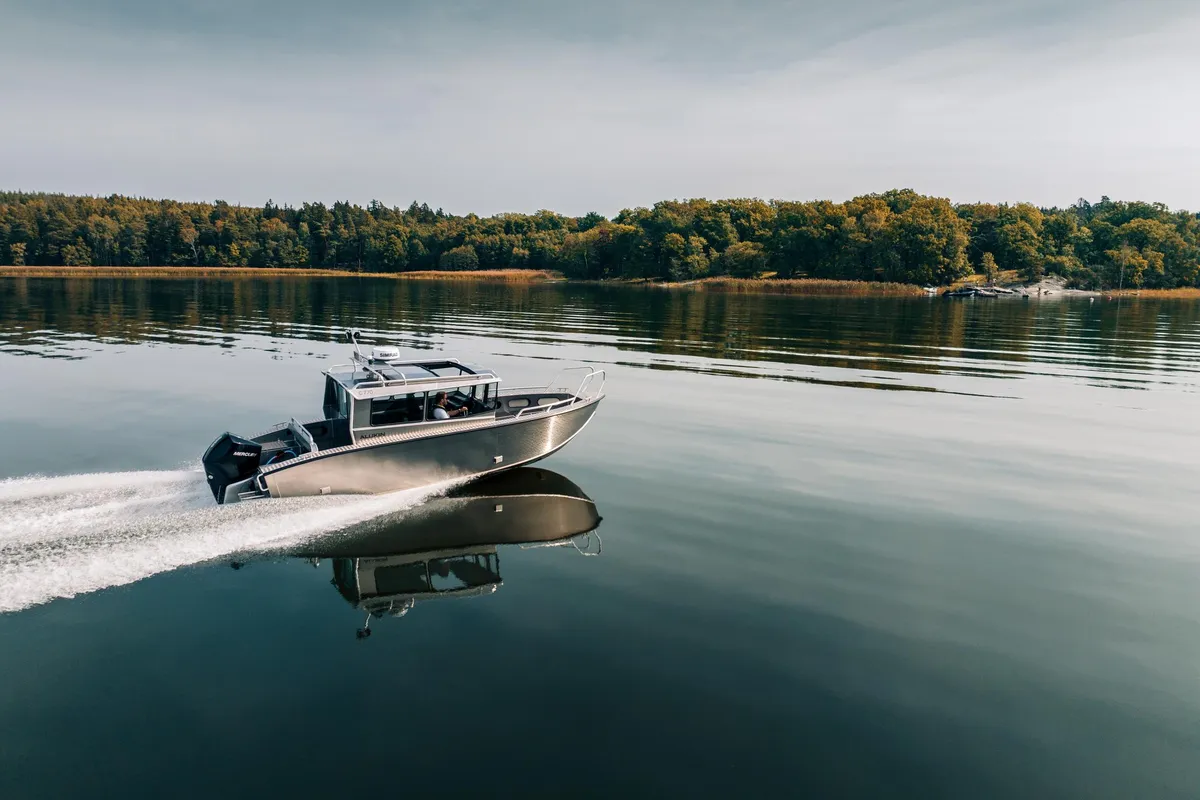 Alukin Cabin 770: Boot varend op meer