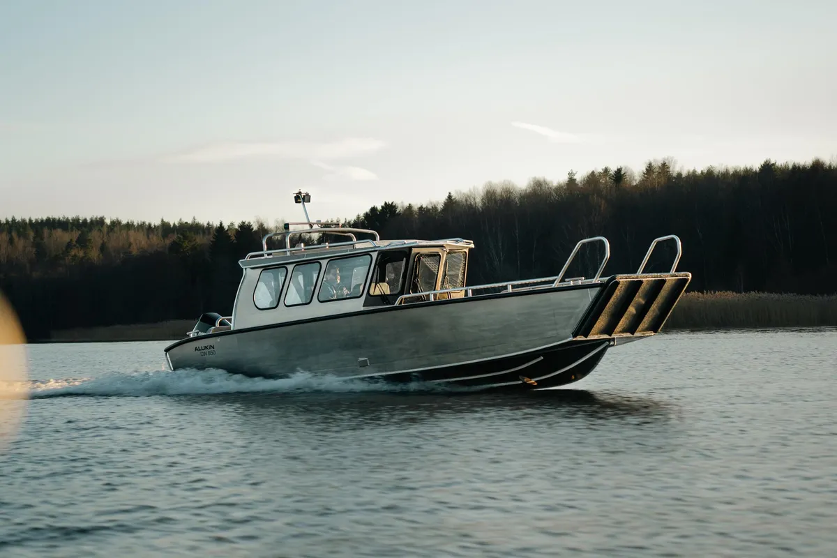 Alukin CW 850: Boot varend op water