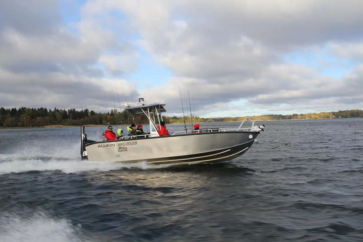 Alukin Pro Fishing 750: Vissersboot varend op water