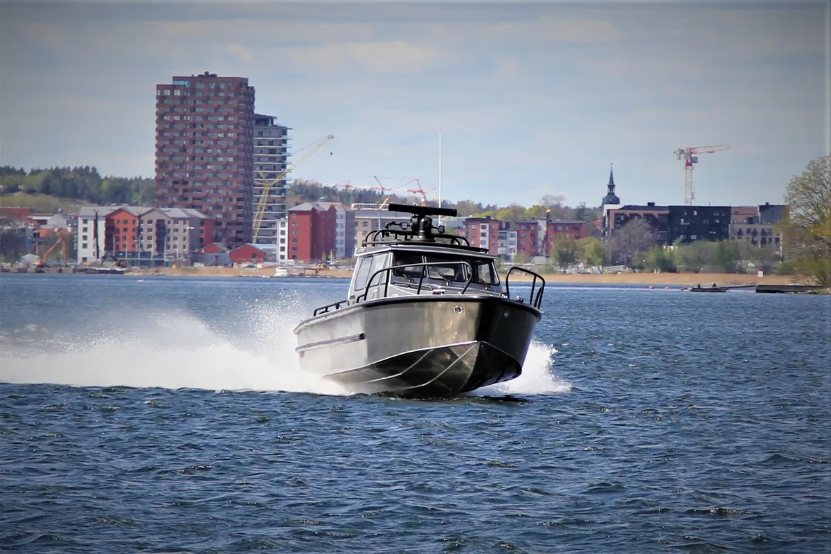 Alukin WA 950: Boot varend op water met stadsgezicht
