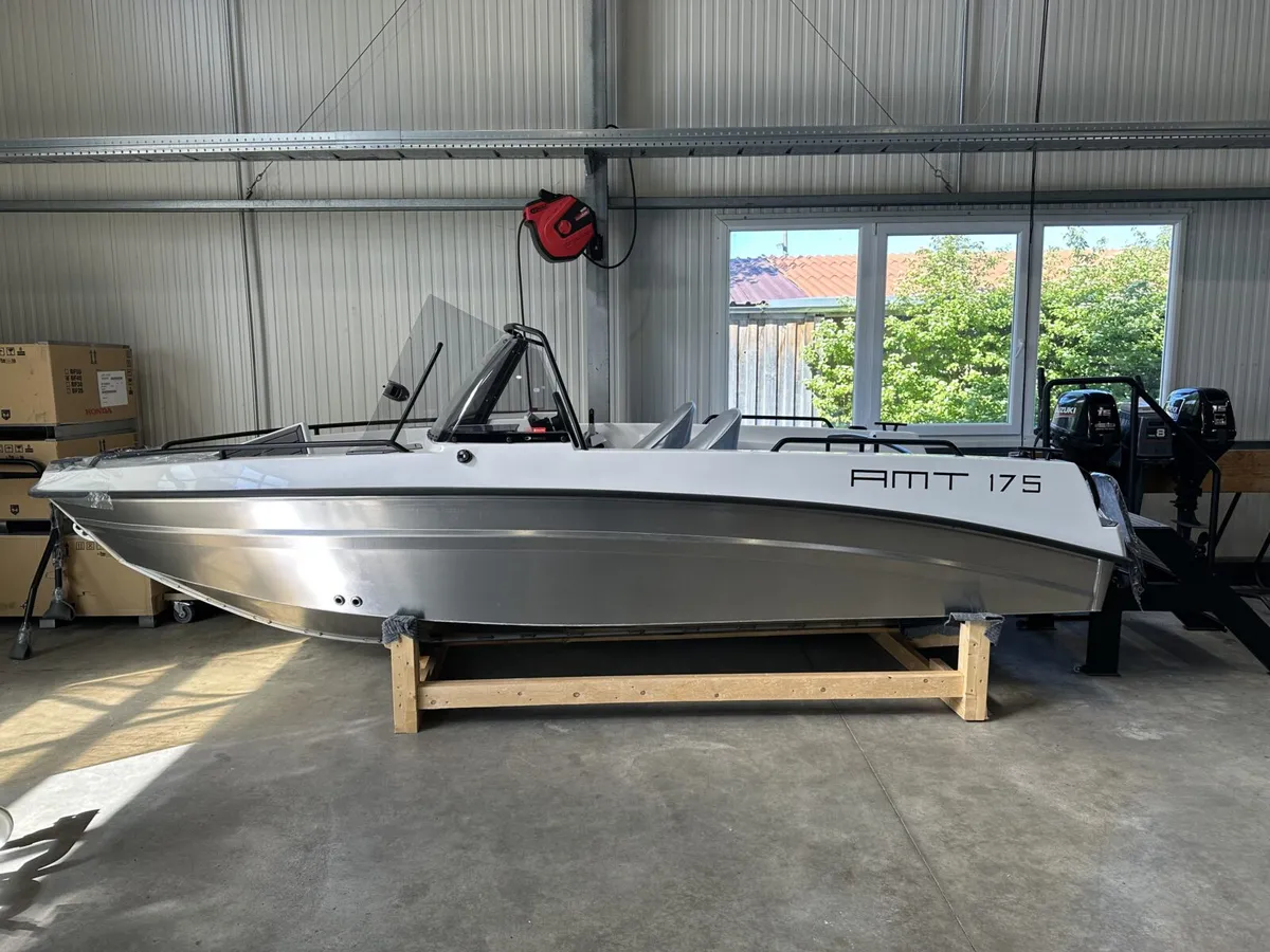 AMT 175 Pro Fishing: Zijaanzicht in showroom