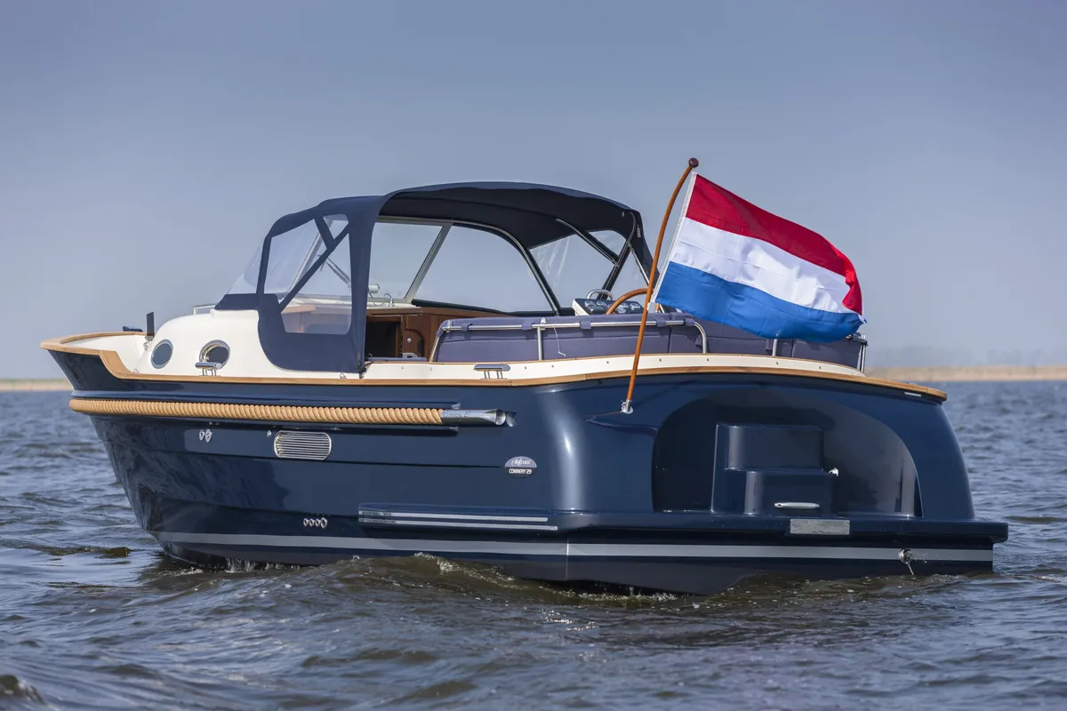Antaris Connery 29: Boot varend op water met vlag
