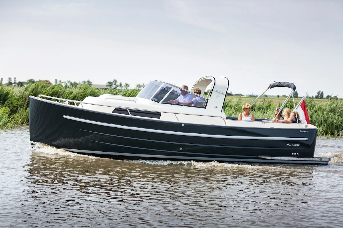 Antaris Seventy7 Cabin: Boot varend op water