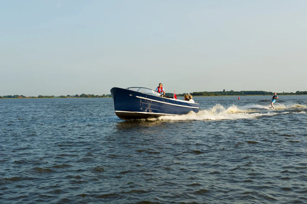 Antaris Seventy7 Sport: Boot varend op water met waterskier
