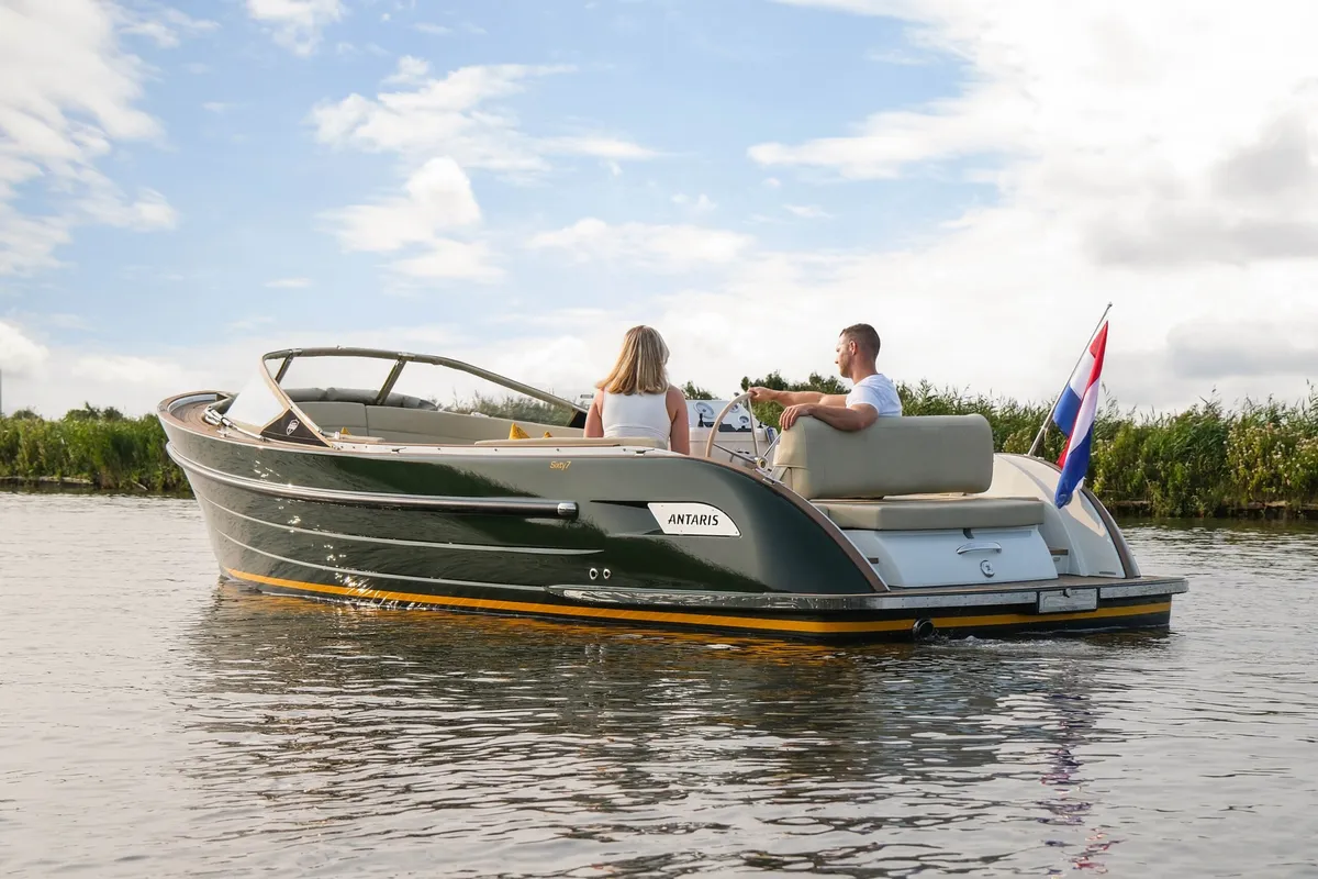 Antaris Sixty7: Boot varend op water