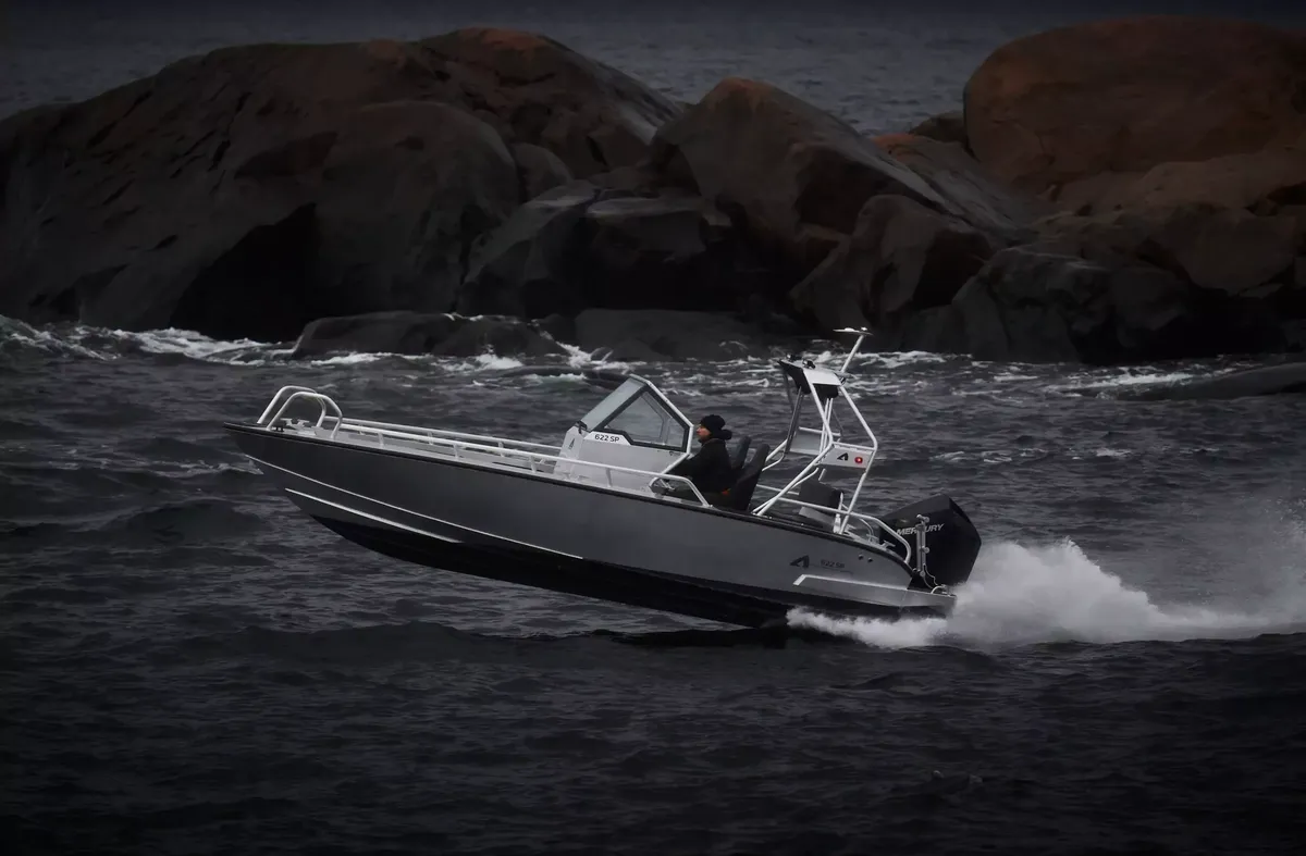 Anytec 622 SP: Boot vaart snel over zee bij rotsen