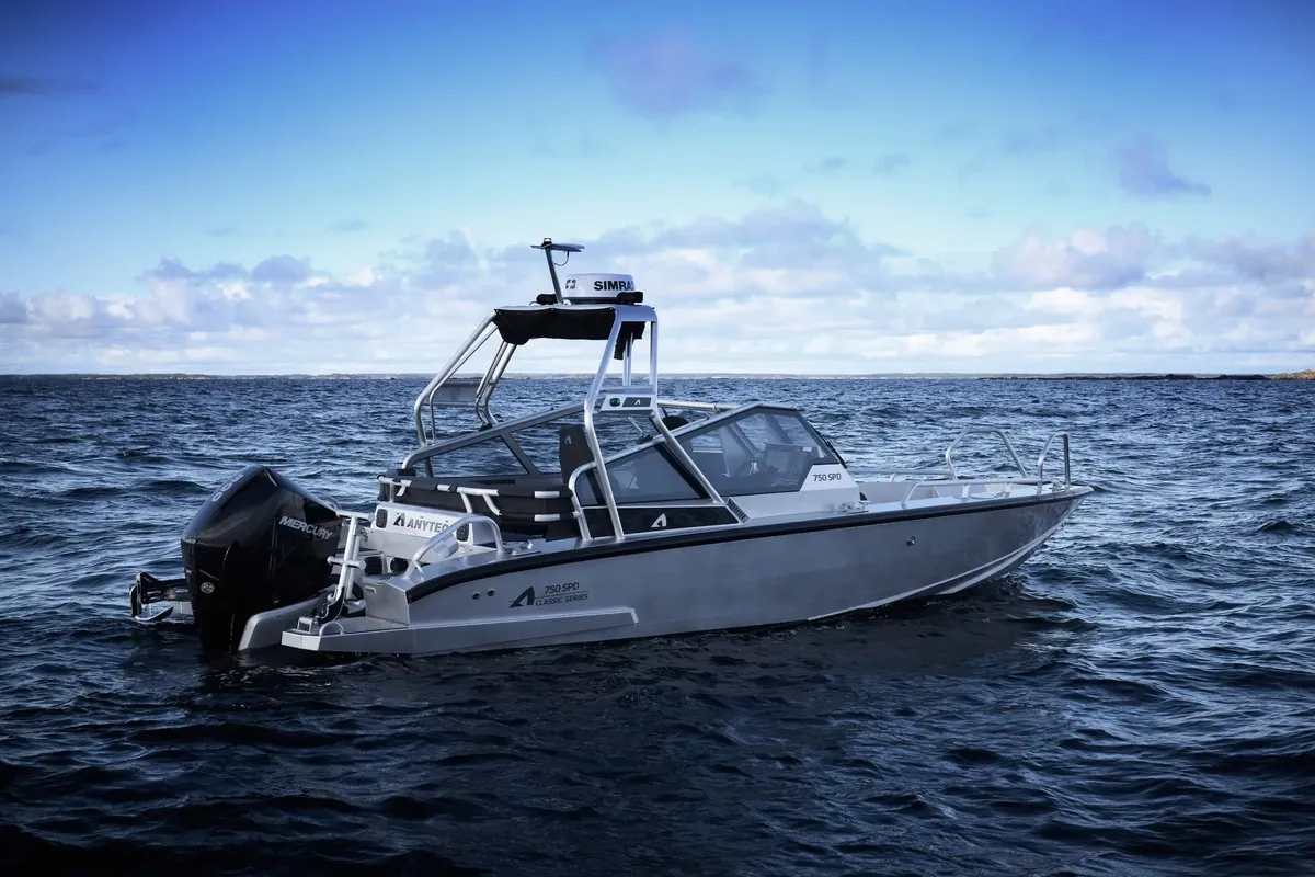 Anytec 750 SPD: Boot op open zee