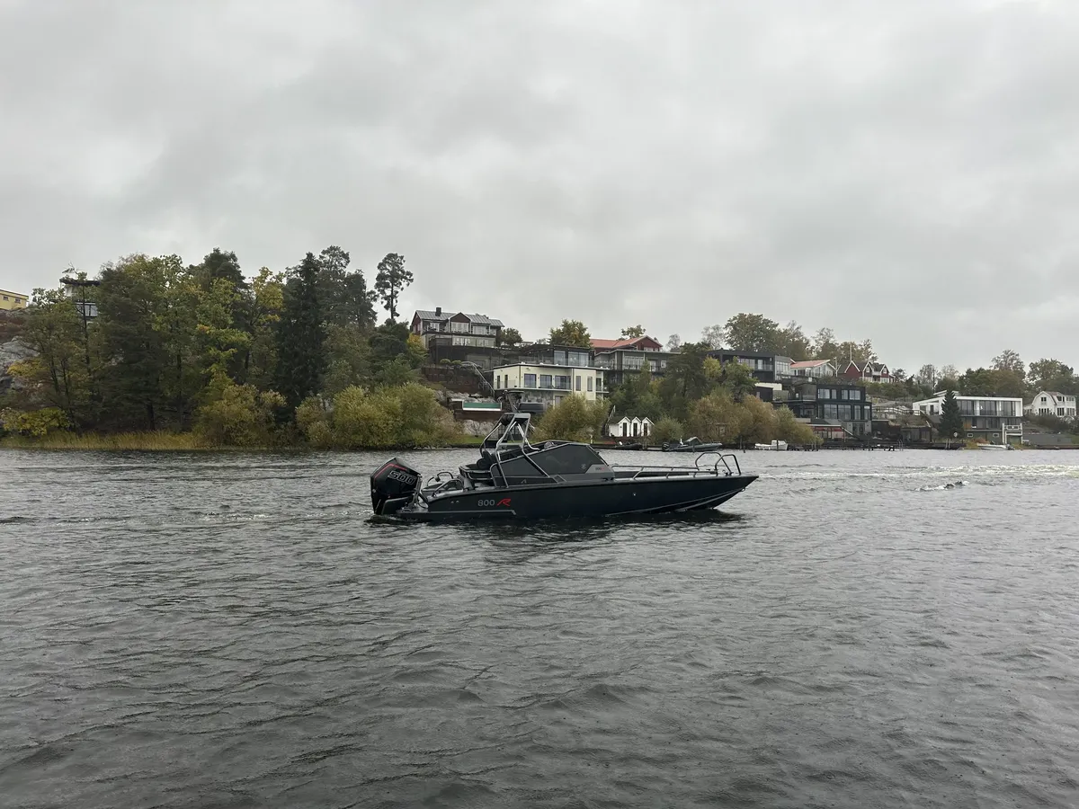 Anytec 800R: Boot varend op water