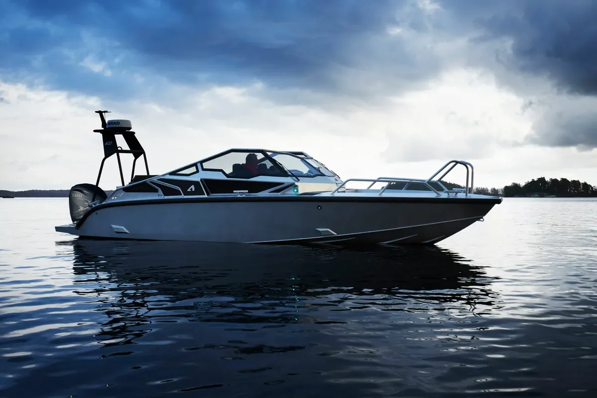 Anytec A27: Motorboot varend op meer