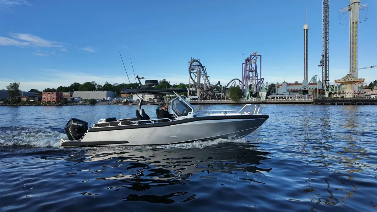 Anytec A28-T: Speedboot vaart op water