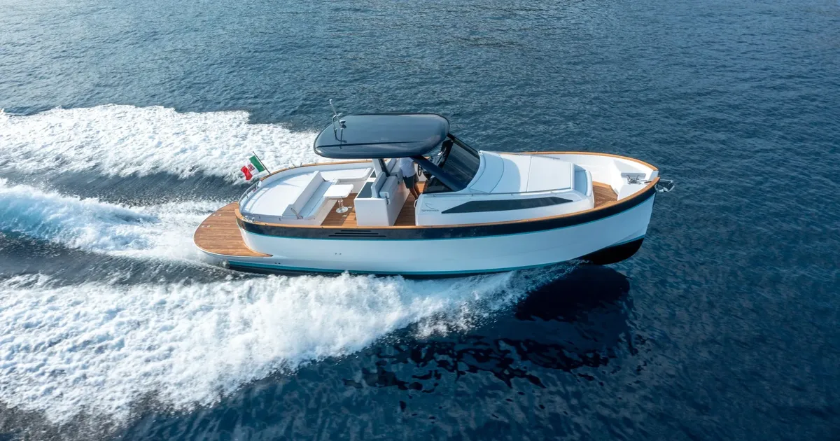Apreamare Gozzo 35: Boot varend op zee