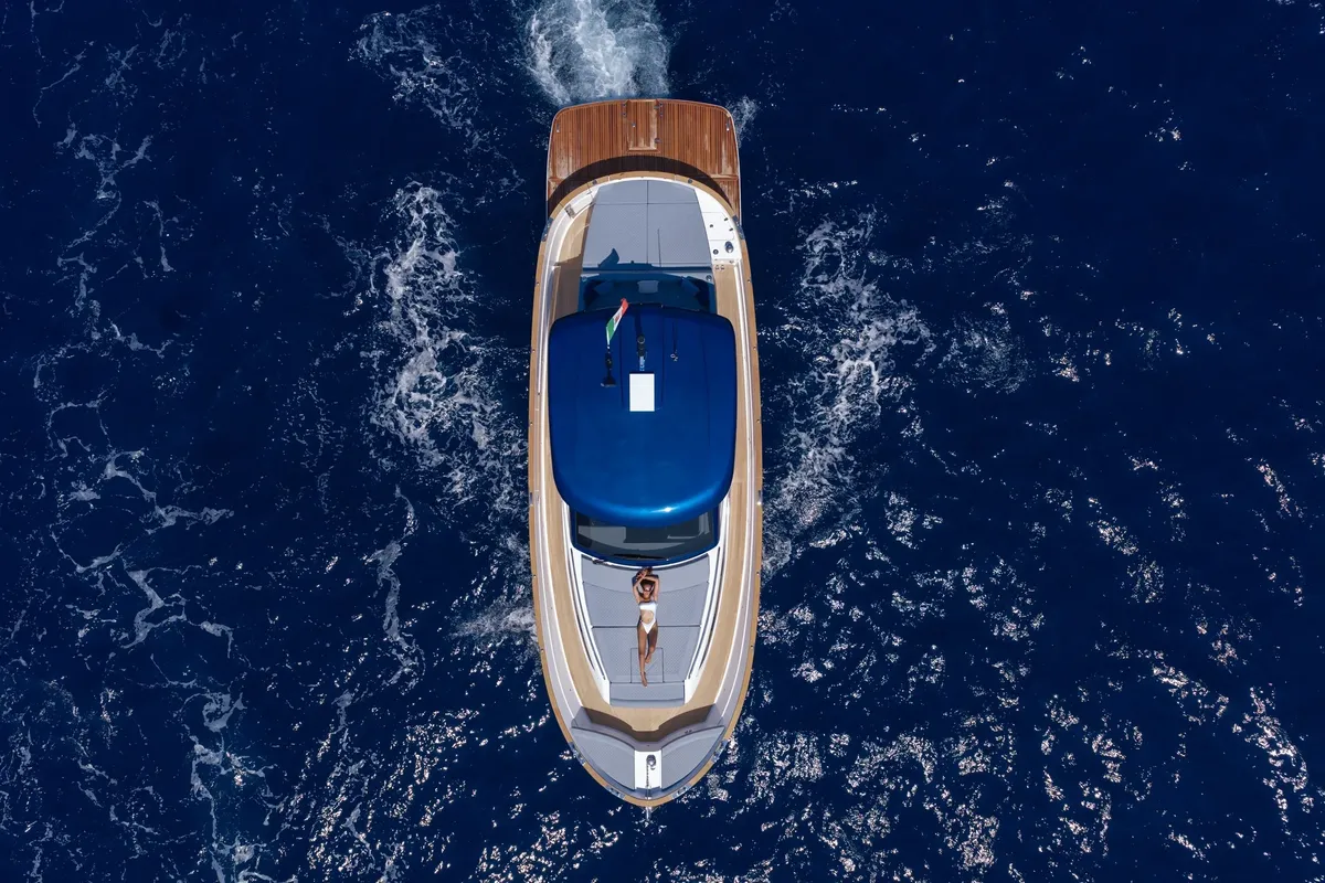 Apreamare Gozzo 42: Luchtfoto boot varend op zee